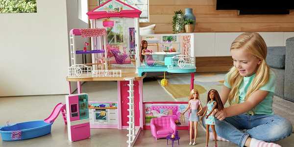 Barbie Estate dolls house and 3 dolls.